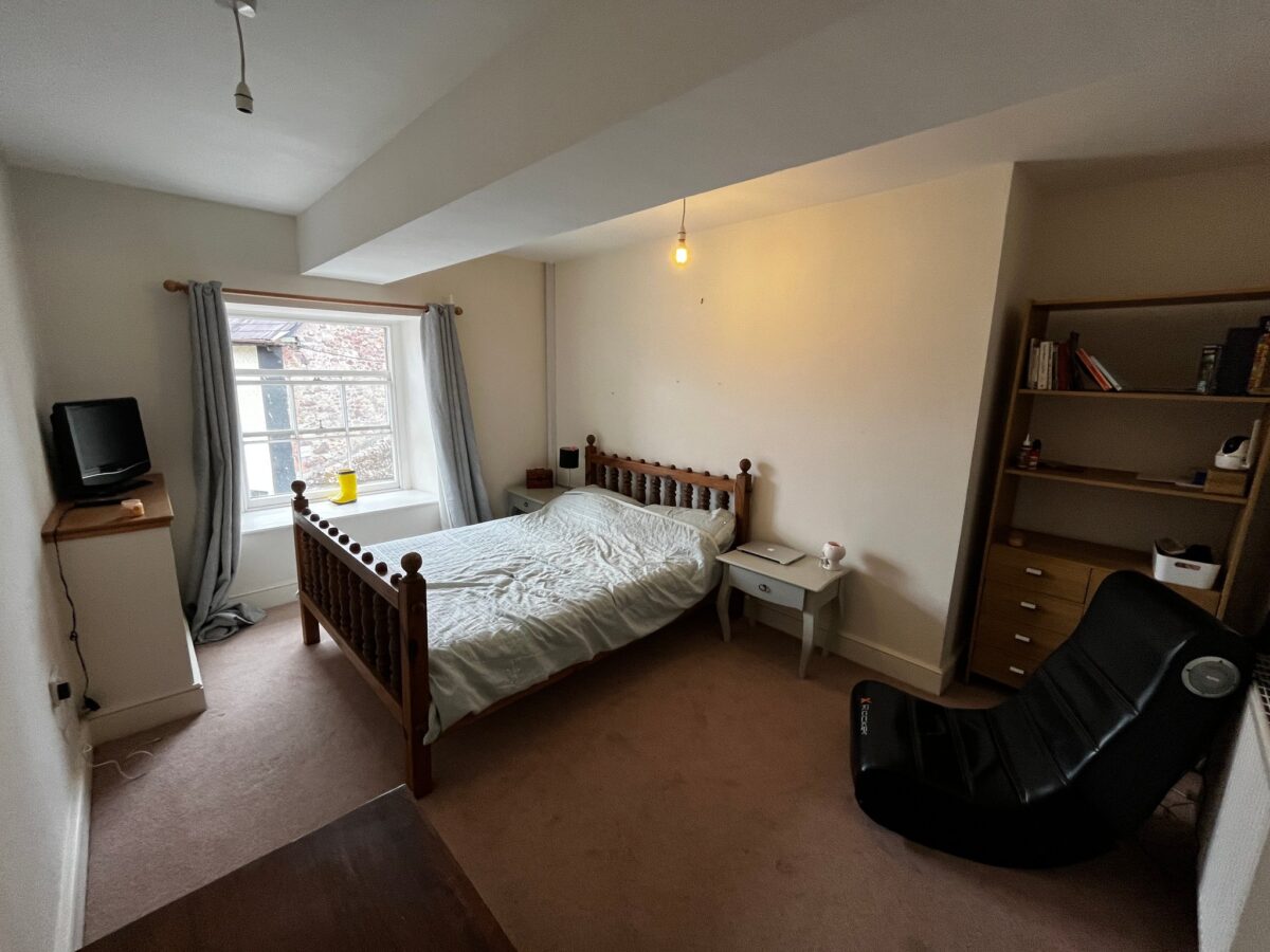  Queens Square, Llangadog