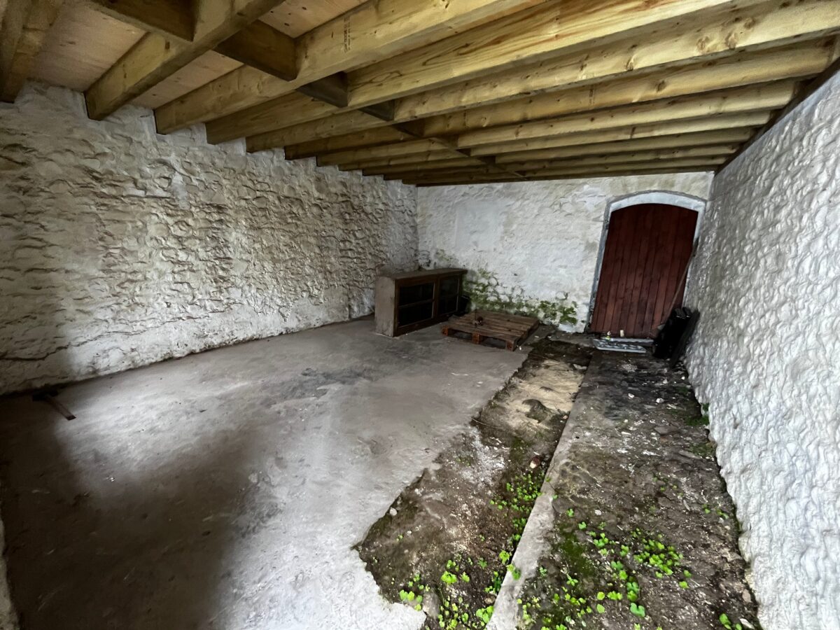  Queens Square, Llangadog