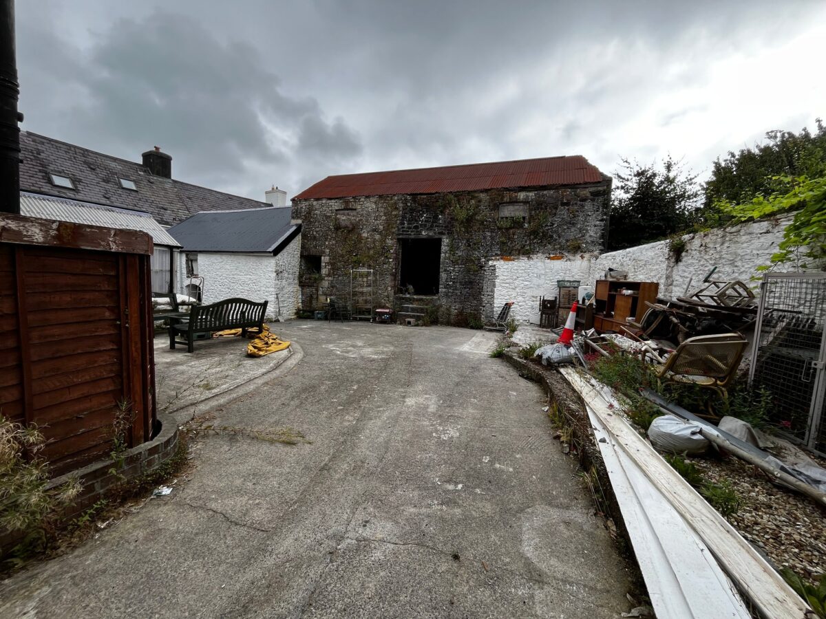  Queens Square, Llangadog