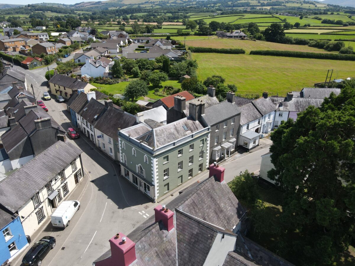  Queens Square, Llangadog