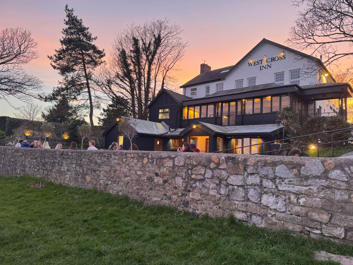 West-Cross-Inn